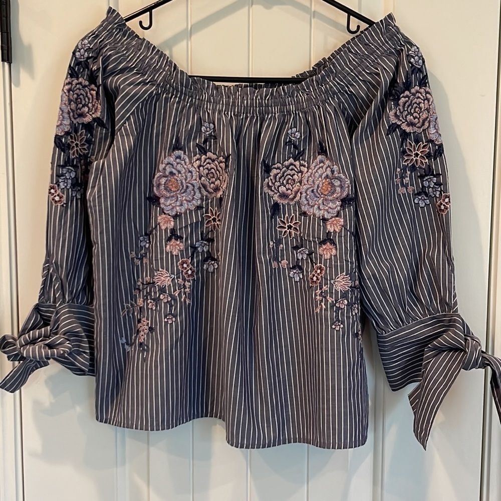 🎈AMERICAN EAGLE off shoulder striped embroidered floral top Size XS - Picture 3 of 16